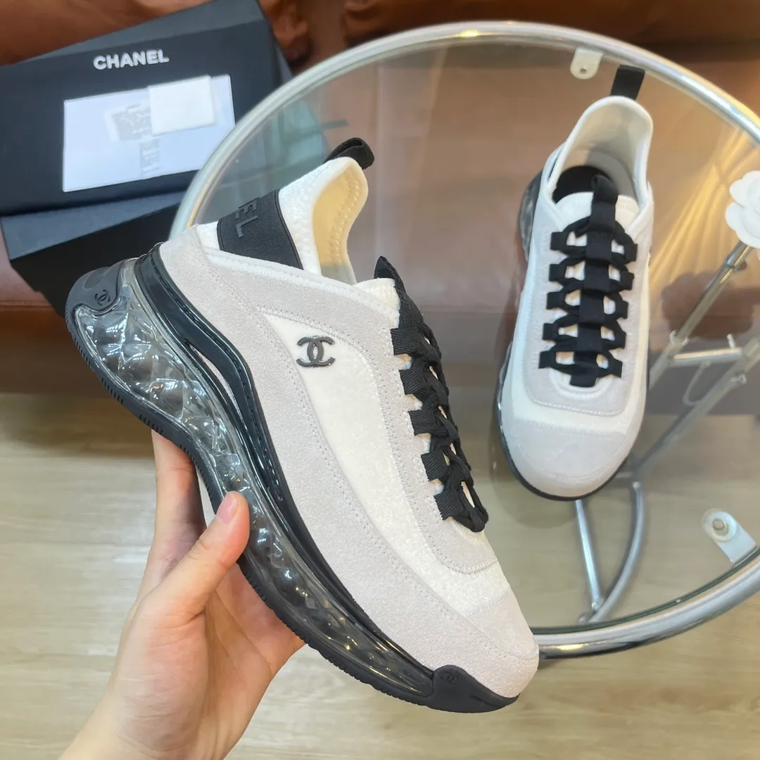 👟👟Ex-factory price 600👟👟 [Long-term supply of high-end versions] ⚠️Note: This model has many colors and the market has a complete range of colors. Welcome to consult ~ chanel Chanel Xiaoxiang casual sports shoes for couples and dad shoes for couples. The original version of the counter is 1:1, each color is accurately matched, and the internal standard is coded. ❣️Fabric material: original imported cow down + imported fabric, ❣️Inner material: imported breathable velvet, ❣️Outsole material: Original 1:1 mold opening, 3 layers of TPU ❣️Number of sizes: Women's 35-42 Men's 39-46 (Men's ➕10) Couple's version (with full set of high-end packaging)
